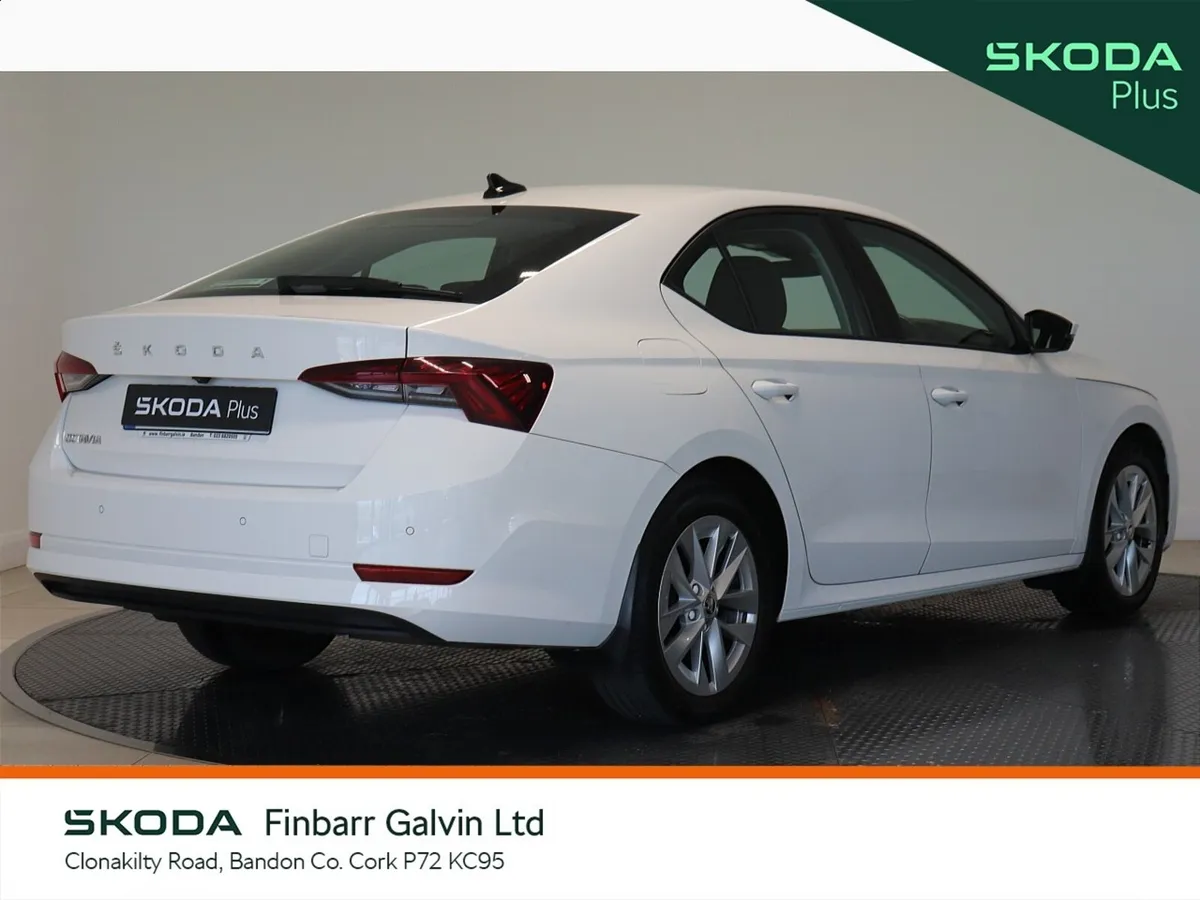 Skoda Octavia Saloon, Diesel, 2023, White