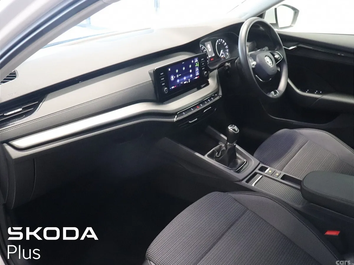 Skoda Octavia Saloon, Diesel, 2023, White