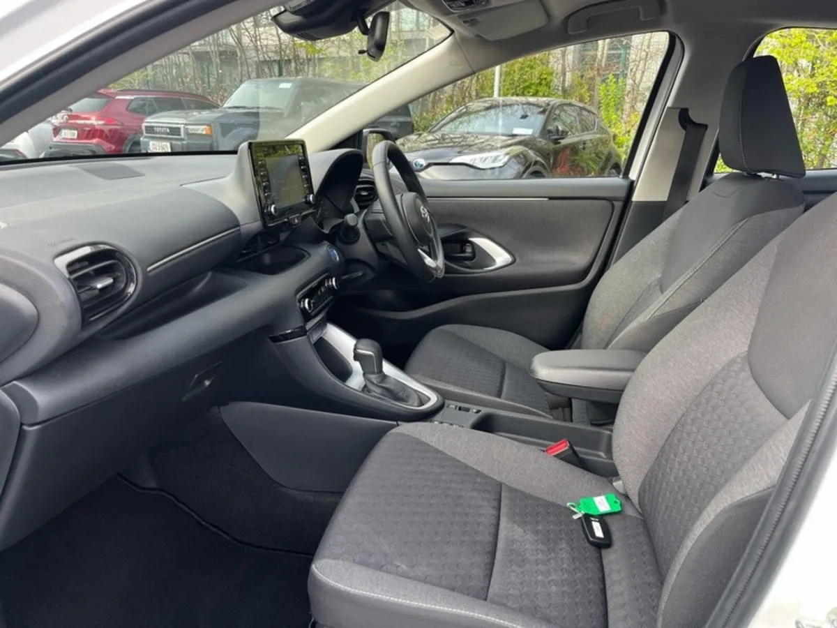 Toyota Yaris Hatchback, Petrol Hybrid, 2023, White