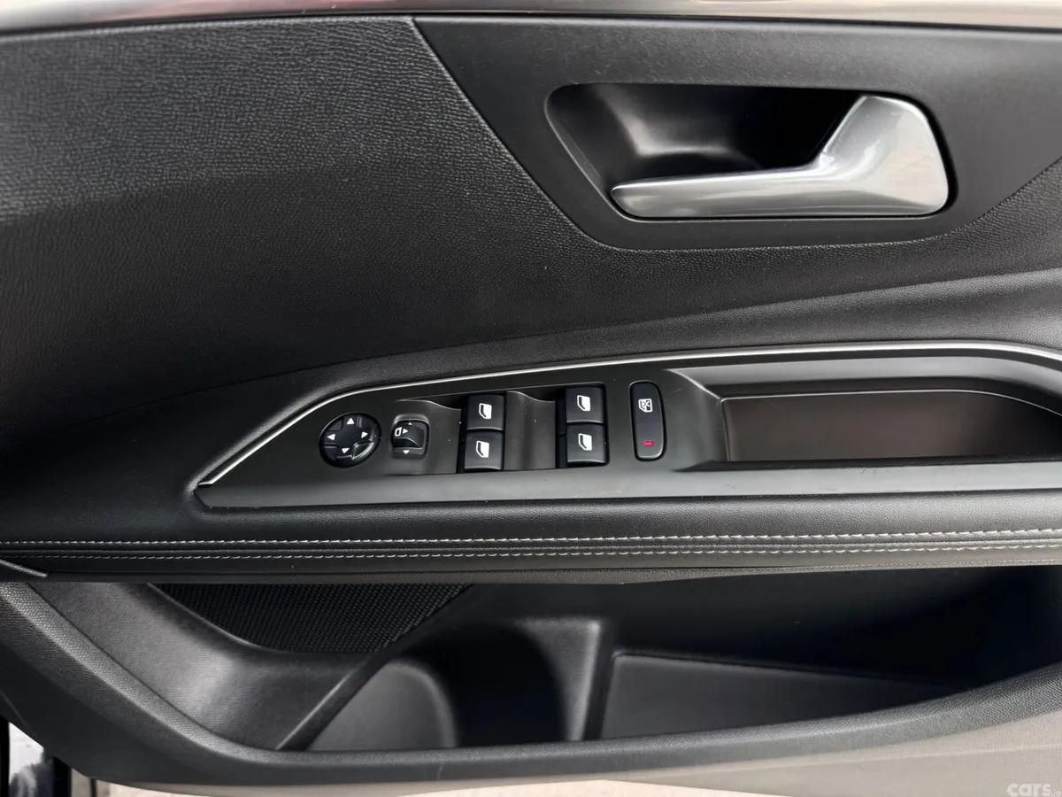 Peugeot 5008 MPV, Petrol, 2019, Black