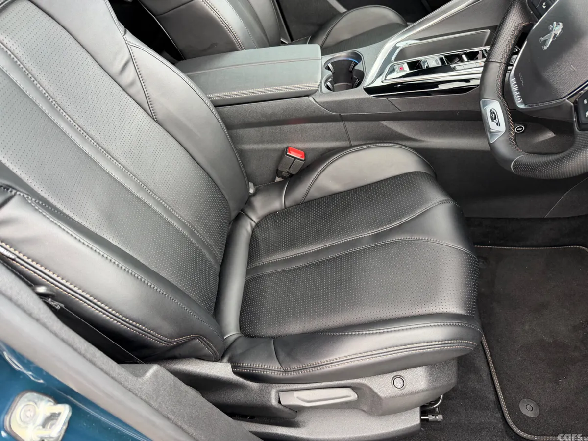 Peugeot 5008 MPV, Diesel, 2025, Blue