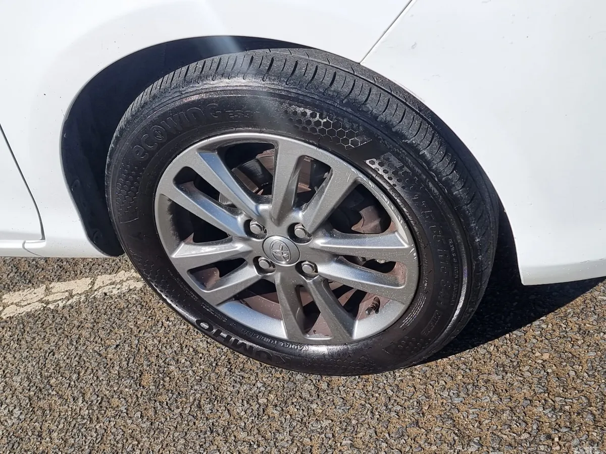 Toyota Yaris Hatchback, Petrol, 2015, White