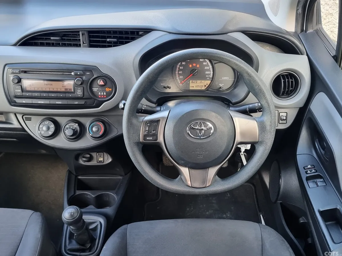 Toyota Yaris Hatchback, Petrol, 2015, White