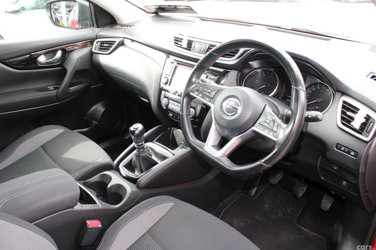 Nissan Qashqai MPV, Diesel, 2019, Red