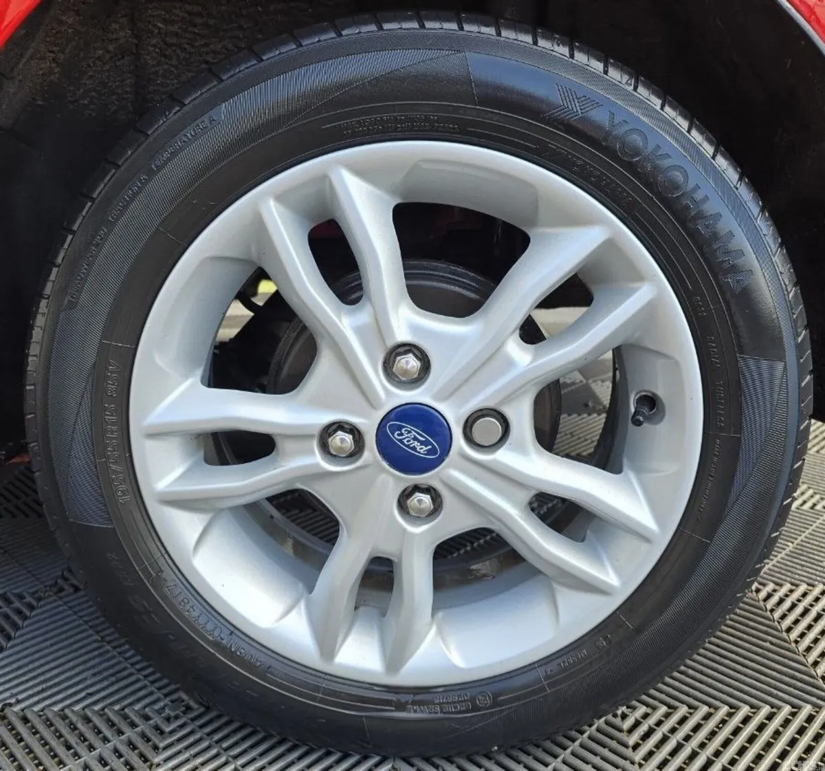Ford Fiesta Hatchback, Petrol, 2016, Red