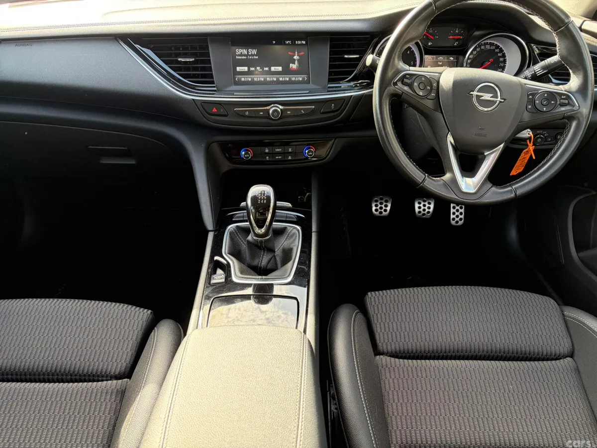 Opel Insignia Hatchback, Diesel, 2021, Red
