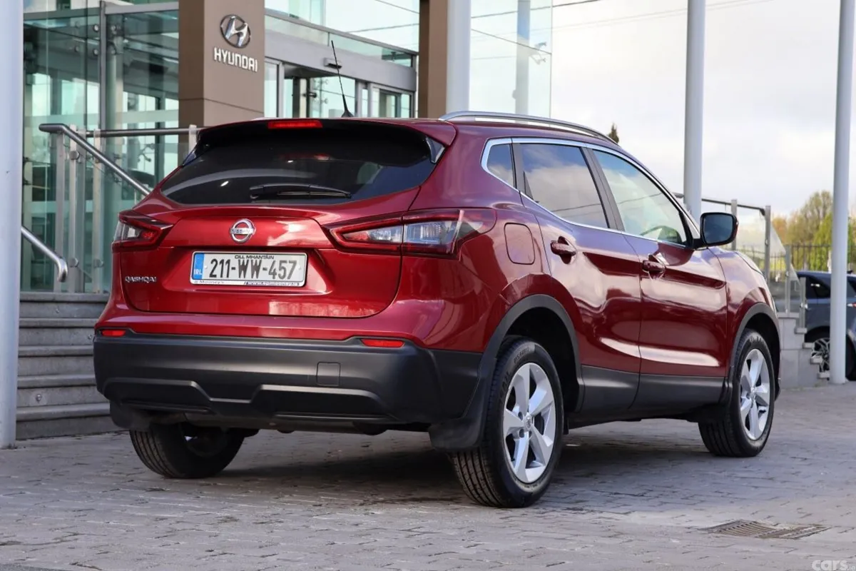 Nissan Qashqai MPV, Petrol, 2021, Red