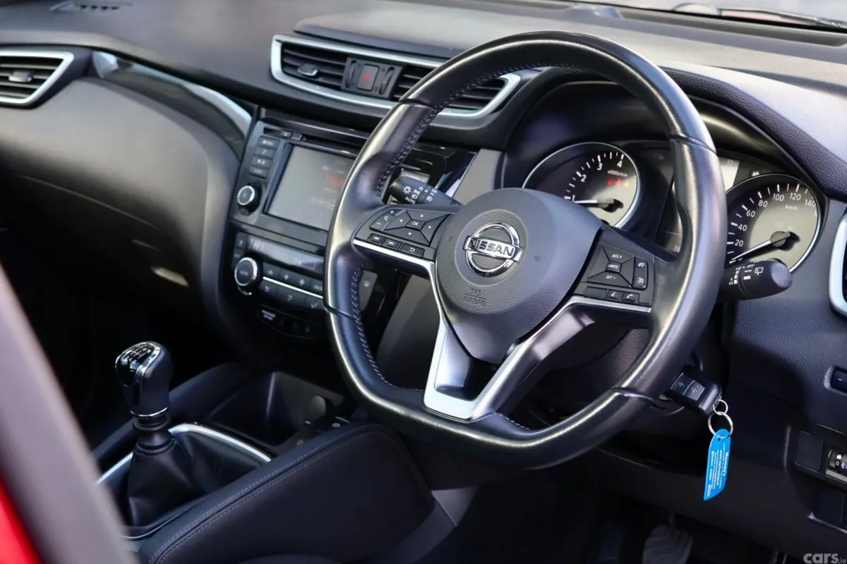 Nissan Qashqai MPV, Petrol, 2021, Red