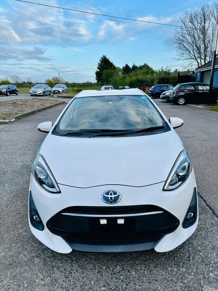 Toyota Aqua Hatchback, Petrol Hybrid, 2018, White
