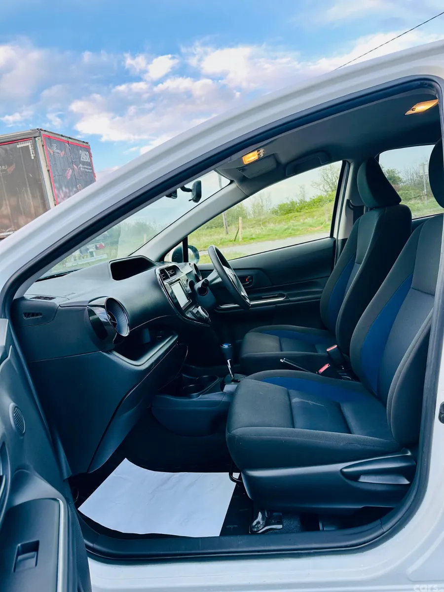 Toyota Aqua Hatchback, Petrol Hybrid, 2018, White