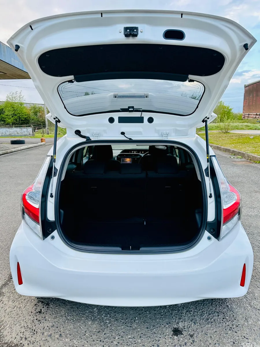 Toyota Aqua Hatchback, Petrol Hybrid, 2018, White