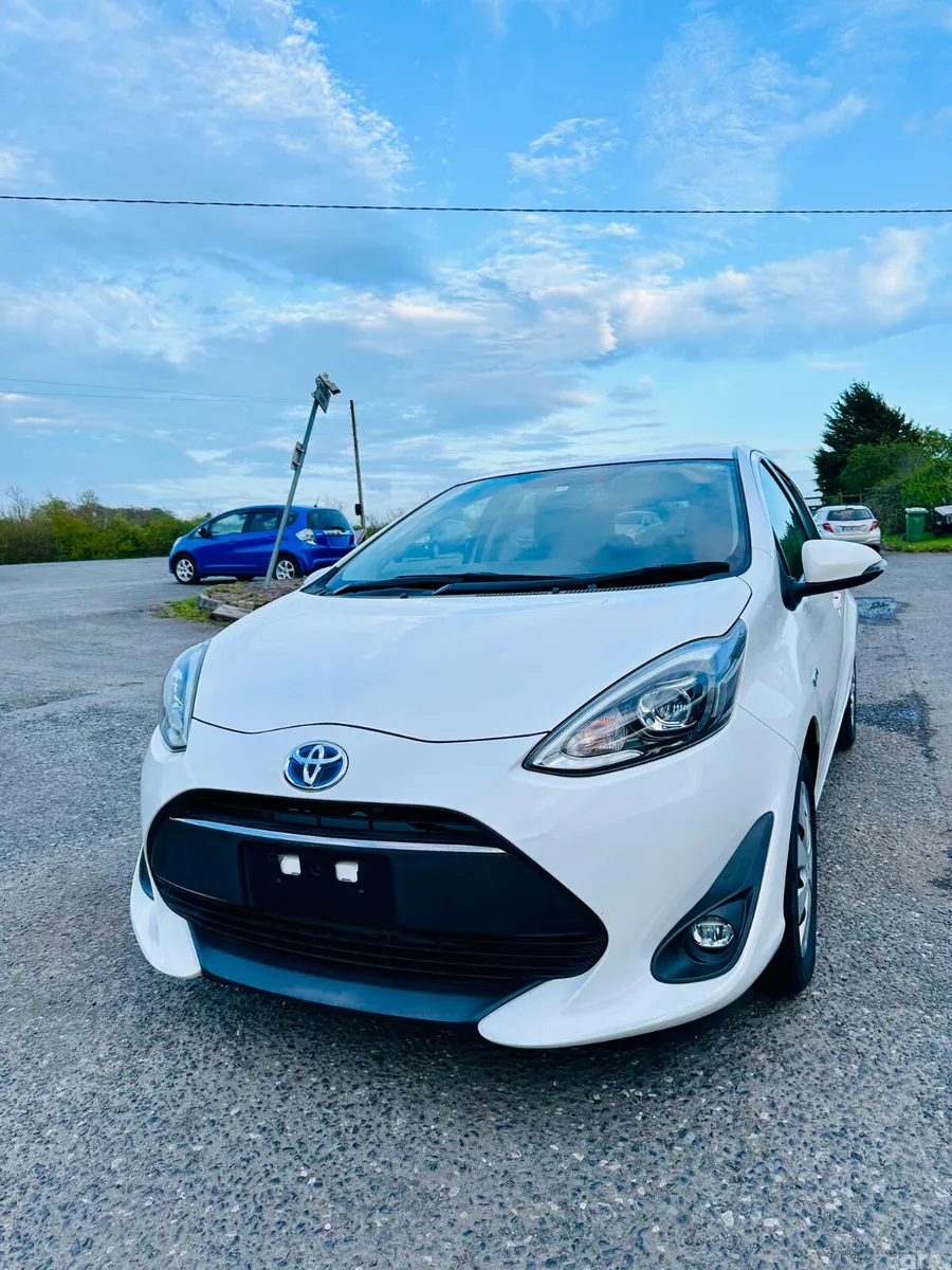 Toyota Aqua Hatchback, Petrol Hybrid, 2018, White