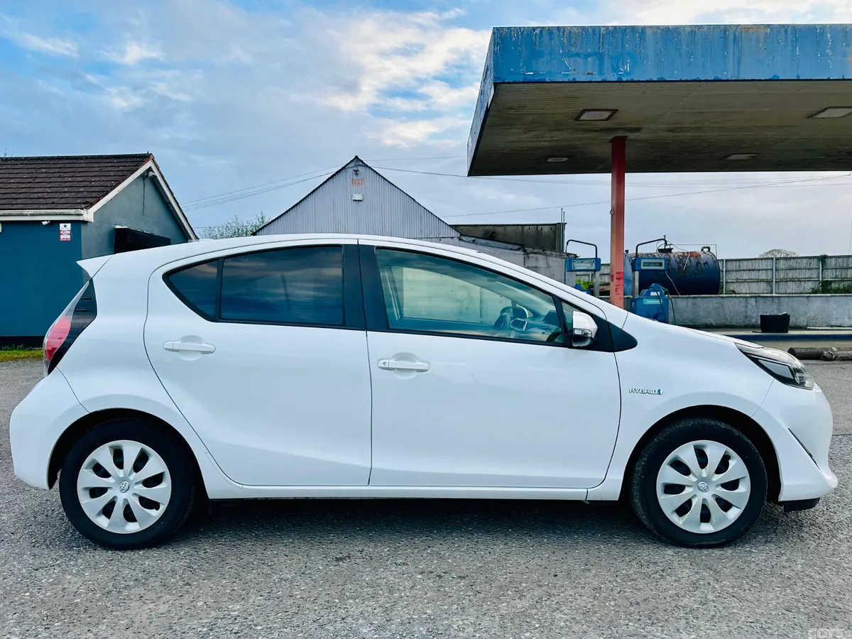 Toyota Aqua Hatchback, Petrol Hybrid, 2018, White