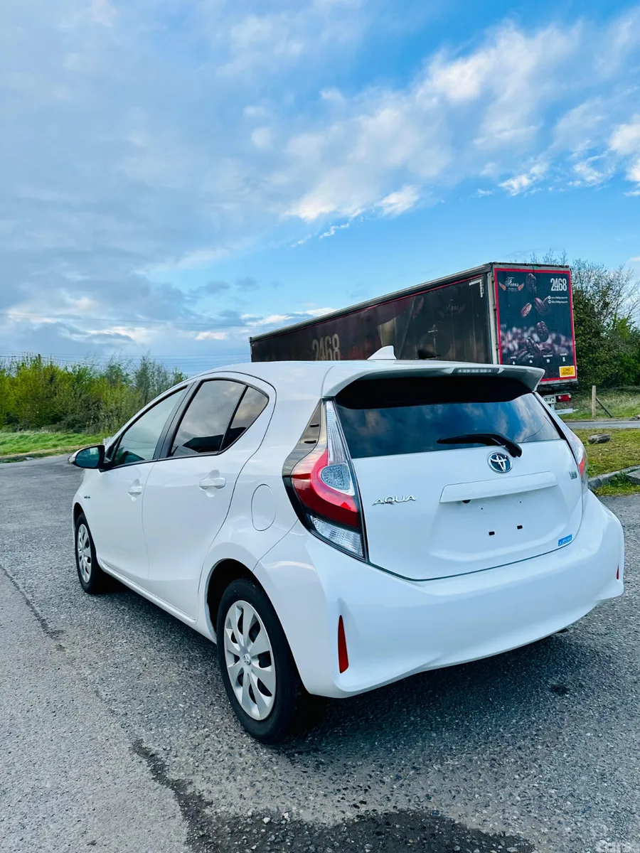 Toyota Aqua Hatchback, Petrol Hybrid, 2018, White