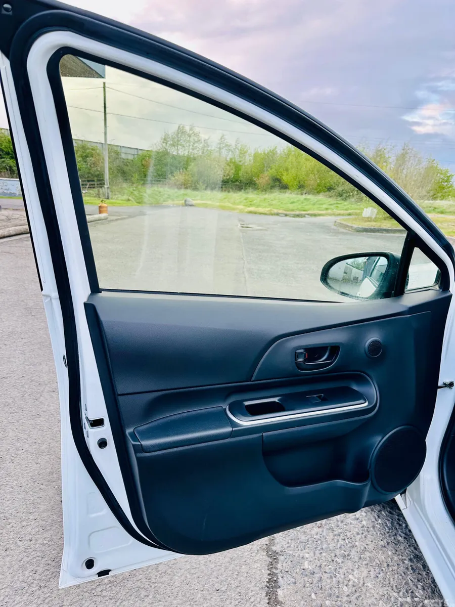 Toyota Aqua Hatchback, Petrol Hybrid, 2018, White
