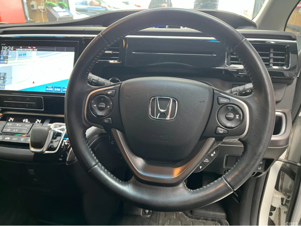Honda Stepwagon MPV, Petrol Hybrid, 2021, White