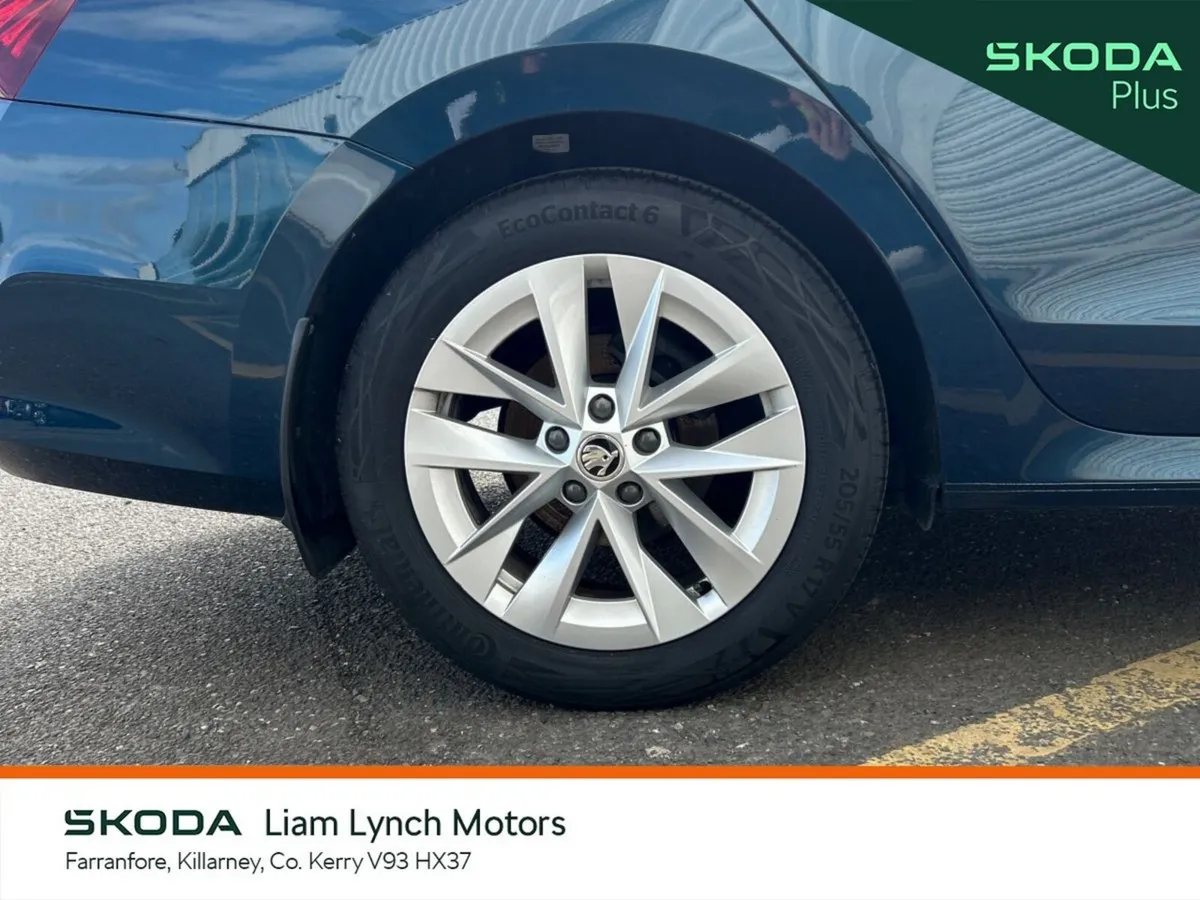 Skoda Octavia Saloon, Petrol, 2024, Blue
