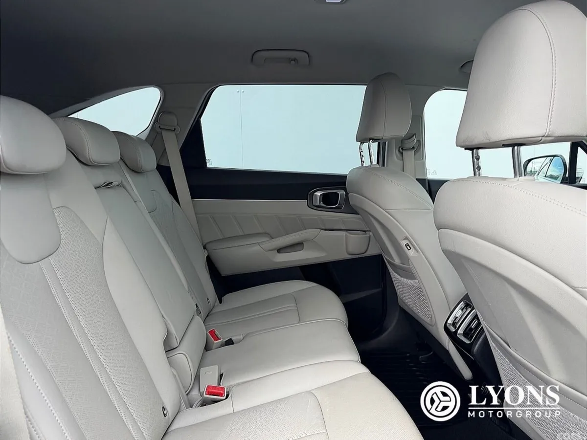 Kia Sorento SUV, Petrol Plug-in Hybrid, 2023, White