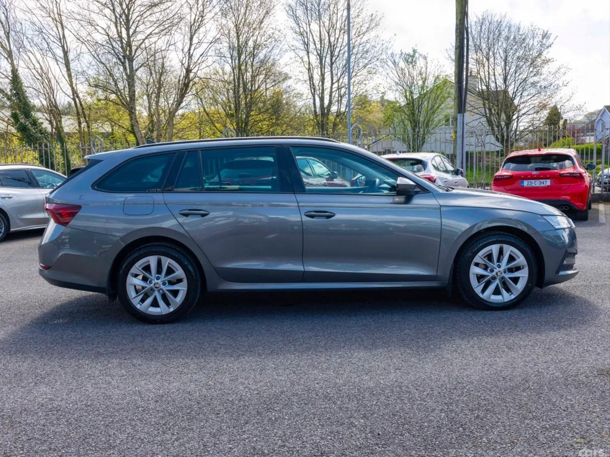 Skoda Octavia Estate, Diesel, 2022, Grey