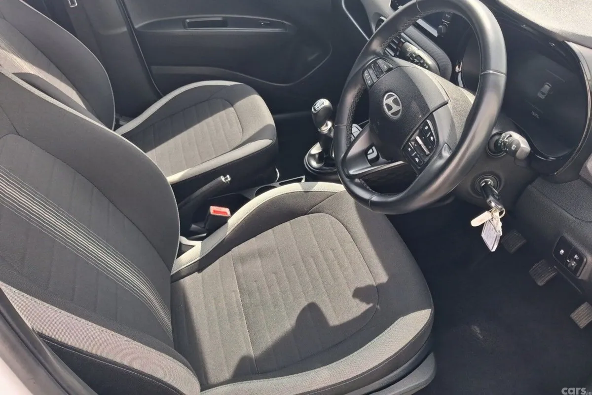 Hyundai i10 Hatchback, Petrol, 2023, White