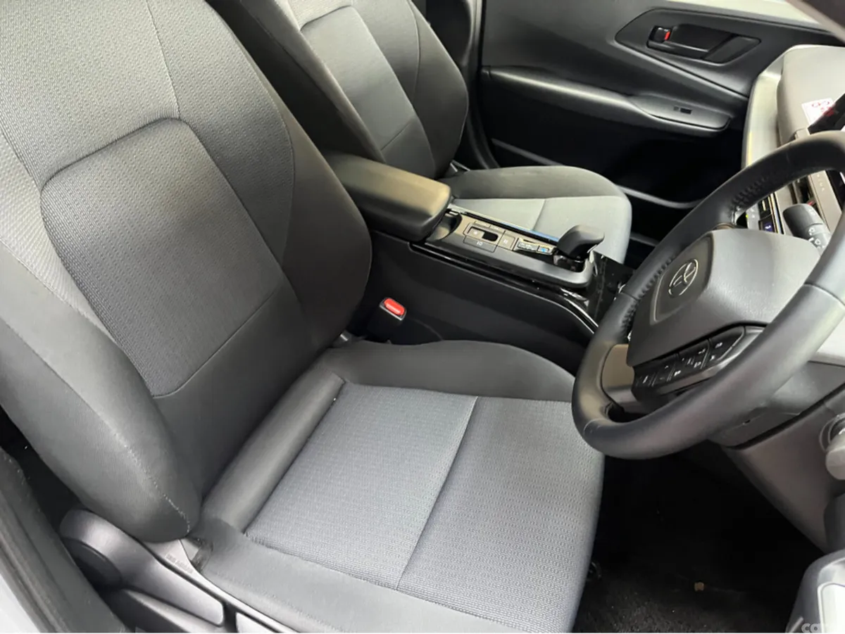 Toyota Prius Estate, Petrol, 2025, Silver