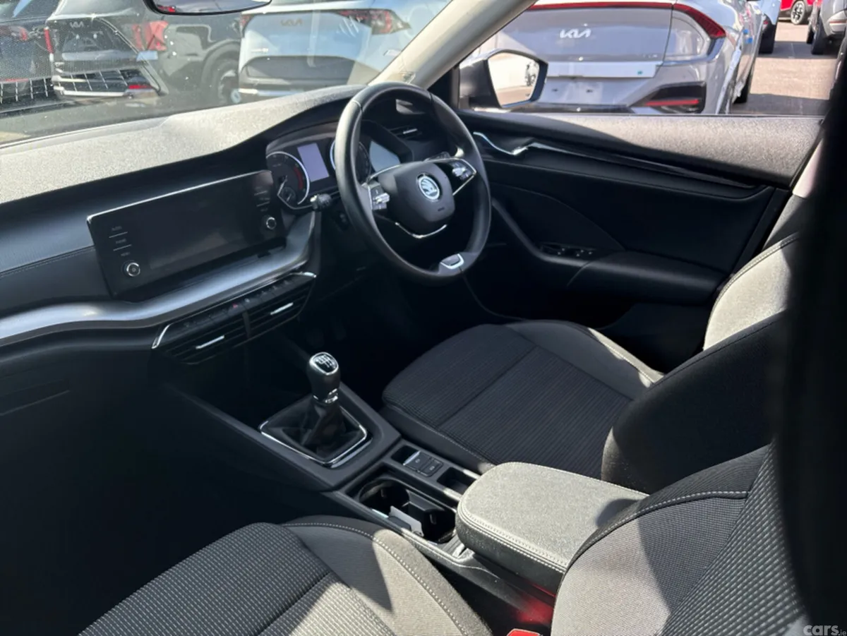 Skoda Octavia Saloon, Petrol, 2022, Grey