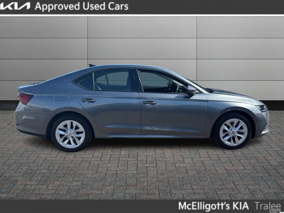 Skoda Octavia Saloon, Petrol, 2022, Grey