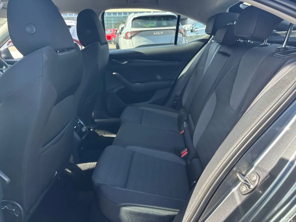 Skoda Octavia Saloon, Petrol, 2022, Grey
