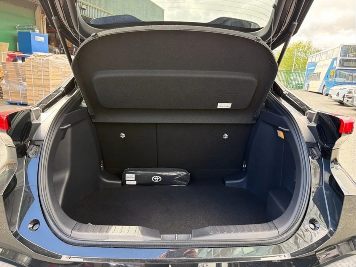 Toyota C-HR SUV, Petrol Hybrid, 2024, Black