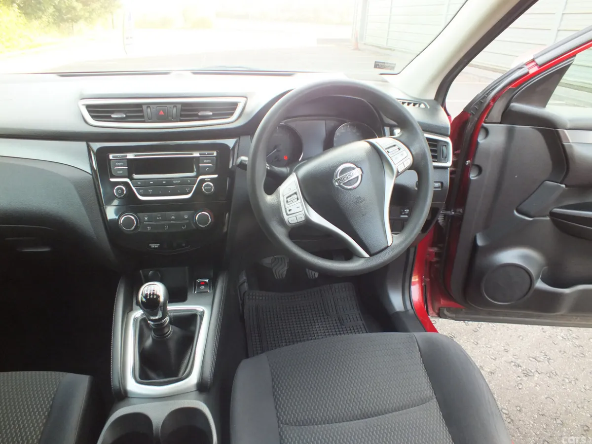 Nissan Qashqai Hatchback, Diesel, 2015, Red