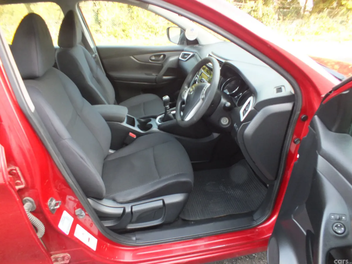 Nissan Qashqai Hatchback, Diesel, 2015, Red