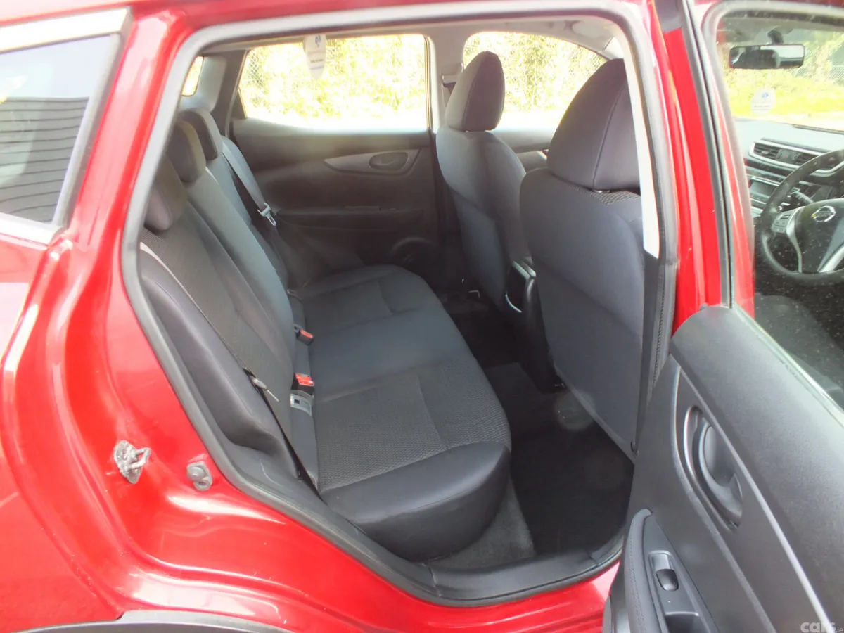 Nissan Qashqai Hatchback, Diesel, 2015, Red