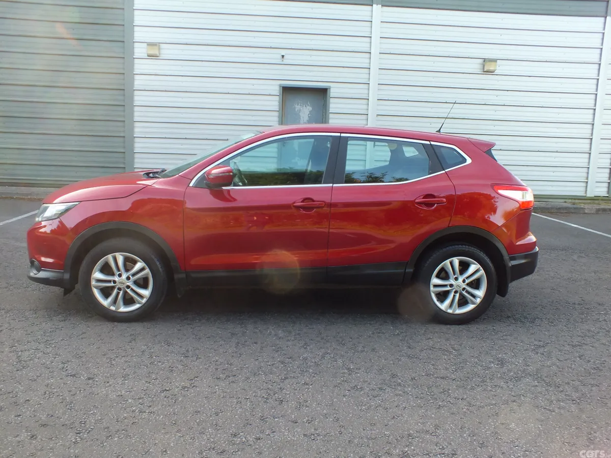 Nissan Qashqai Hatchback, Diesel, 2015, Red