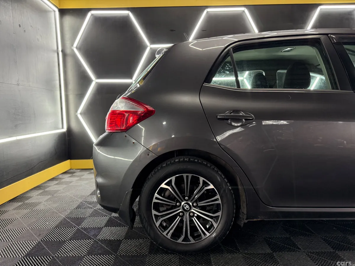 Toyota Auris Hatchback, Diesel, 2011, Grey