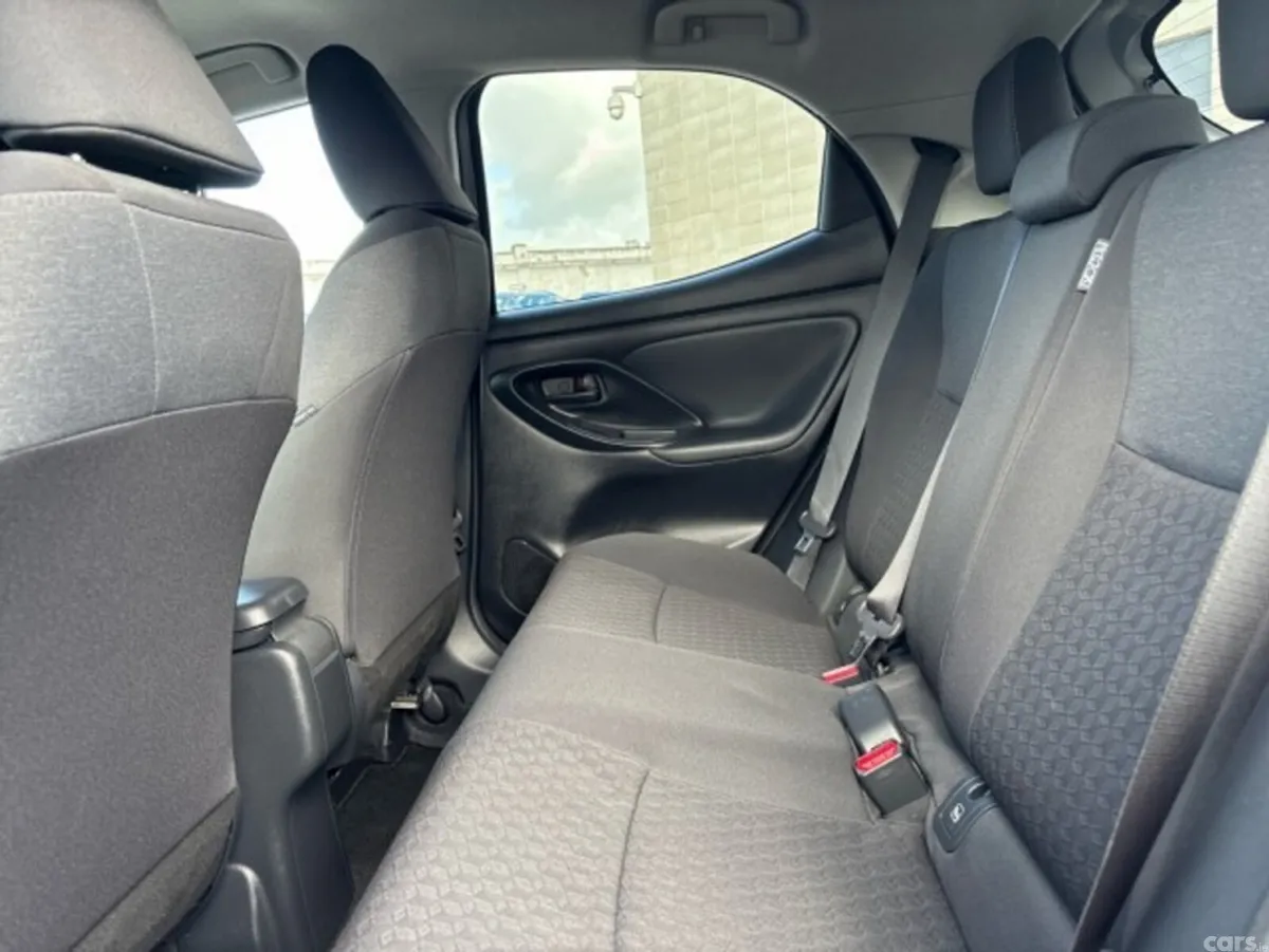 Toyota Yaris Hatchback, Petrol Hybrid, 2023, Silver
