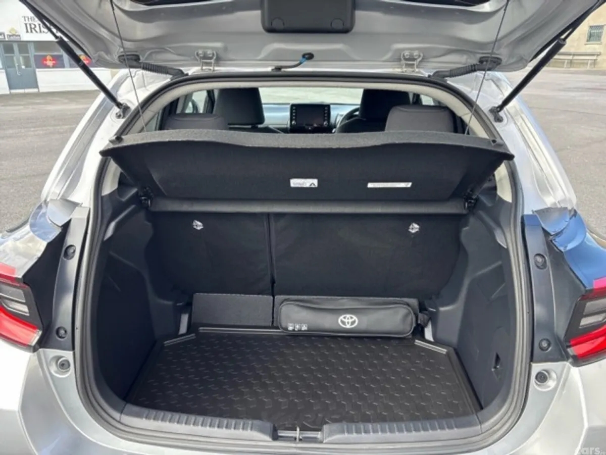 Toyota Yaris Hatchback, Petrol Hybrid, 2023, Silver