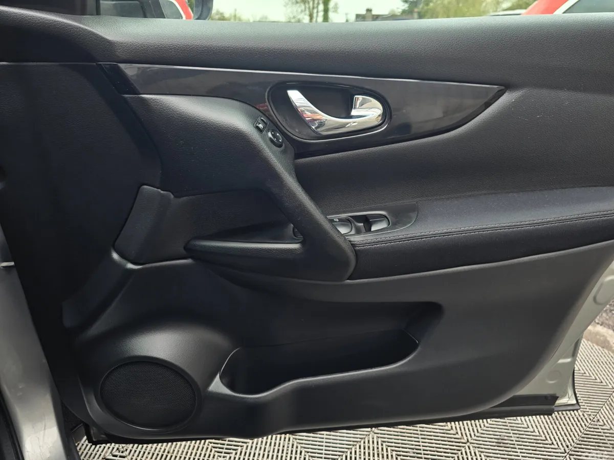 Nissan Qashqai SUV, Diesel, 2016, Silver