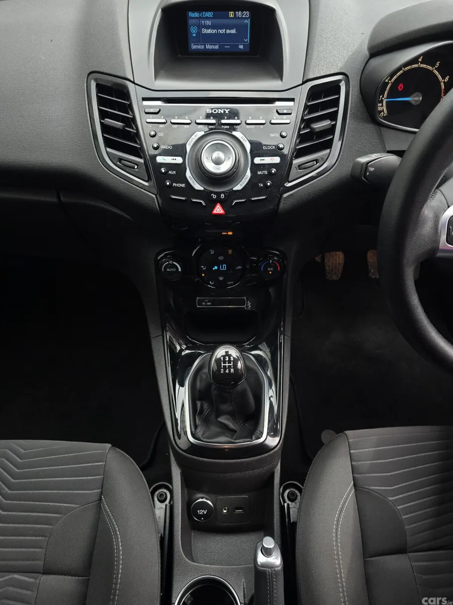 Ford Fiesta Hatchback, Petrol, 2015, Silver