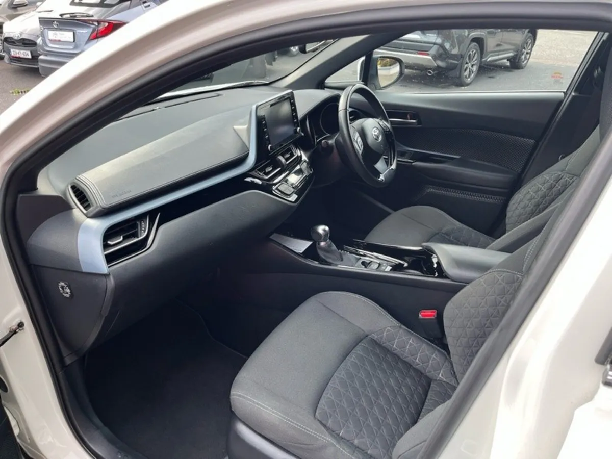 Toyota C-HR SUV, Petrol Hybrid, 2021, White