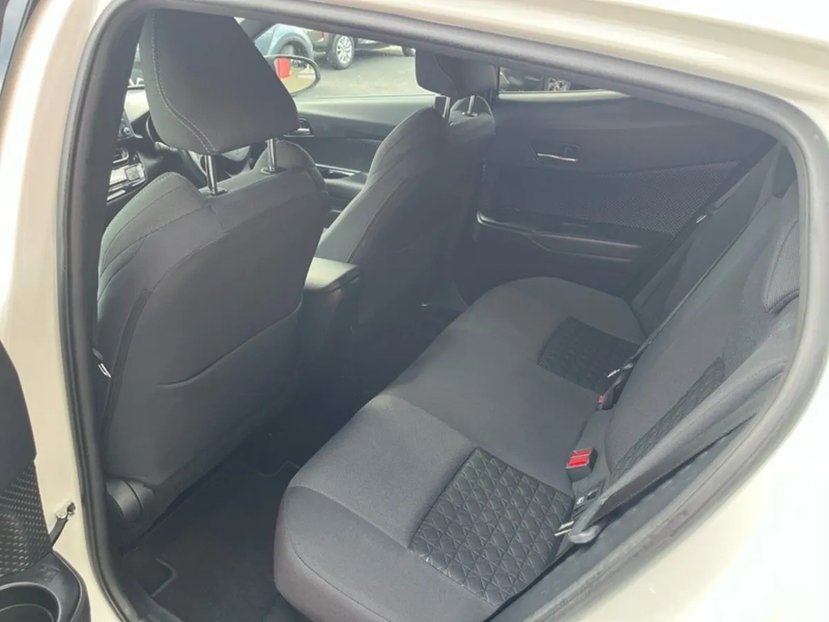 Toyota C-HR SUV, Petrol Hybrid, 2021, White