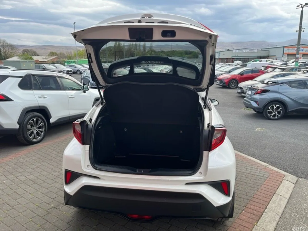 Toyota C-HR SUV, Petrol Hybrid, 2021, White