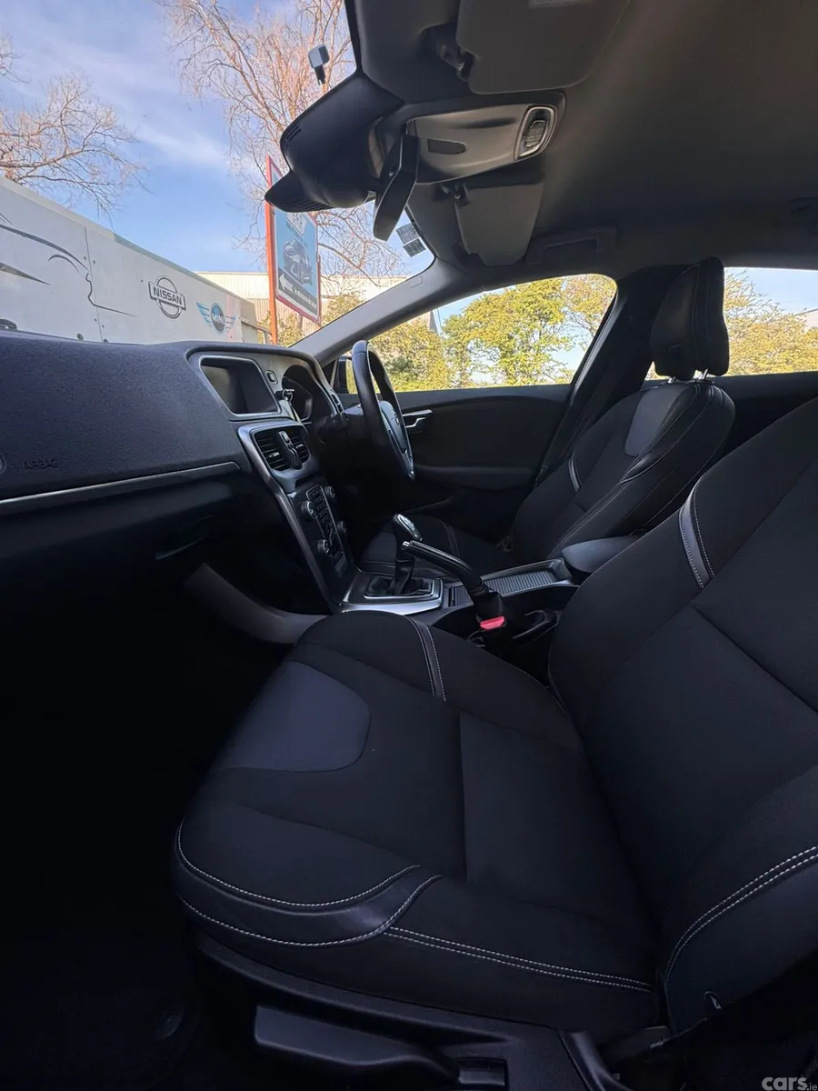 Volvo V40 Hatchback, Diesel, 2014, Blue