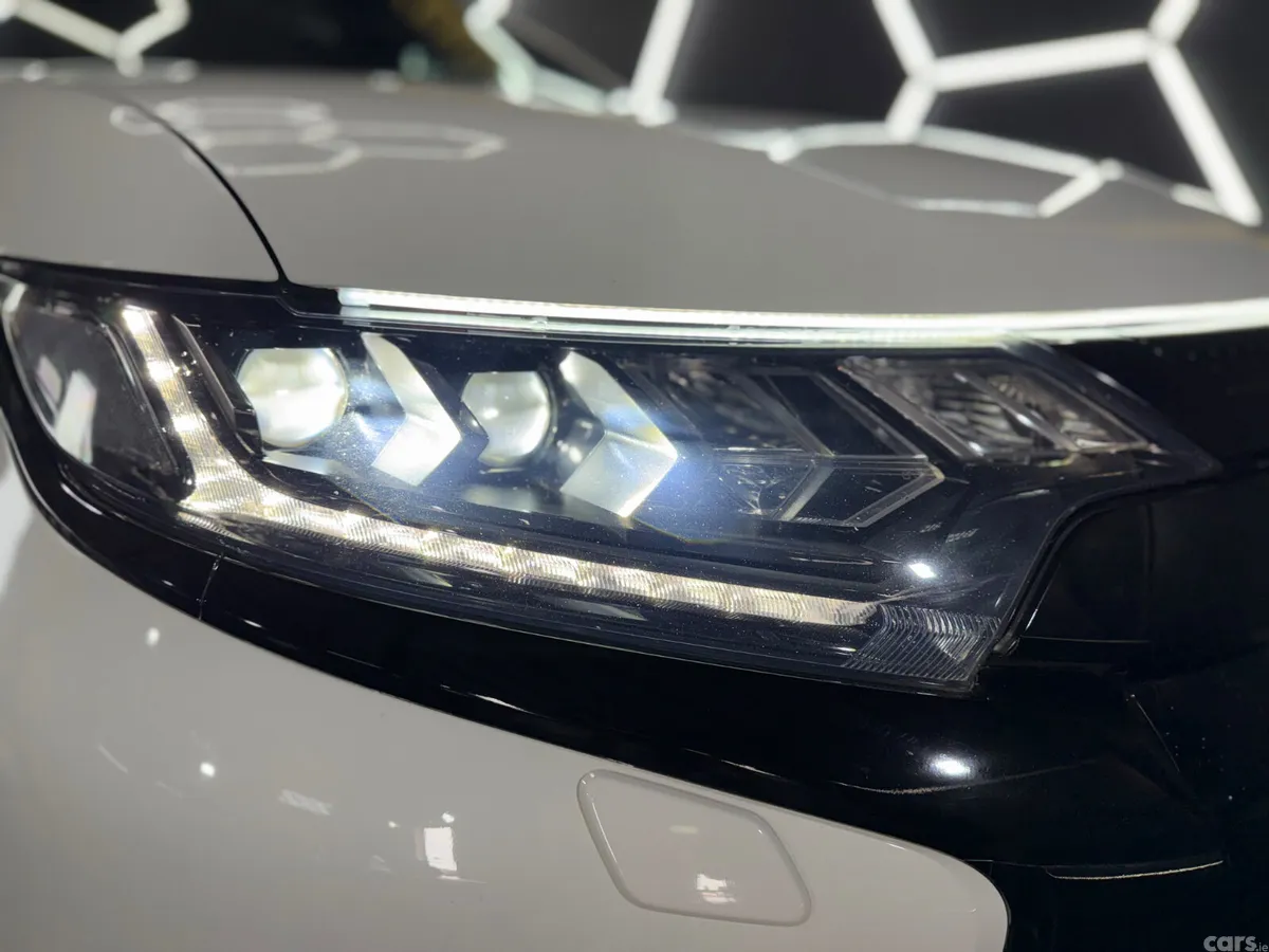 Mitsubishi Outlander SUV, Petrol Plug-in Hybrid, 2019, White