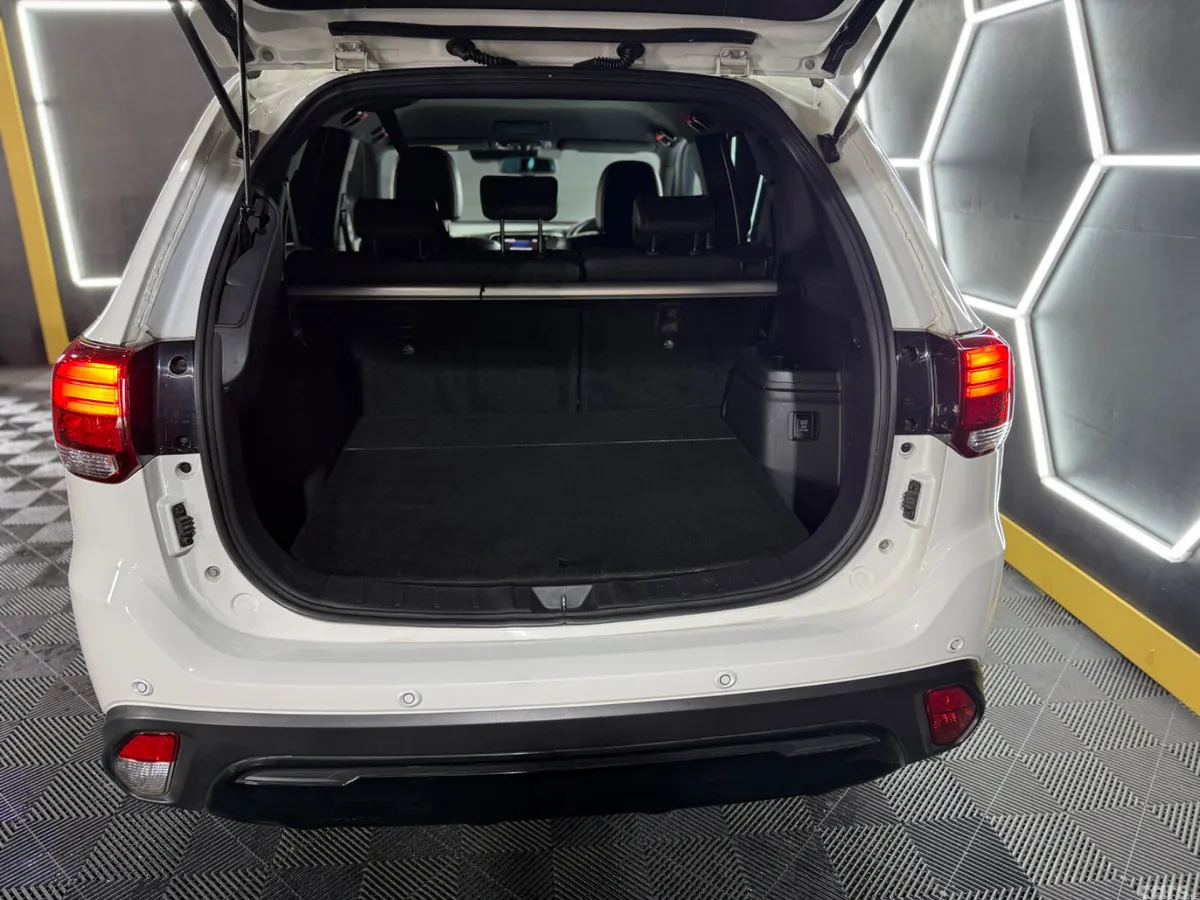 Mitsubishi Outlander SUV, Petrol Plug-in Hybrid, 2019, White