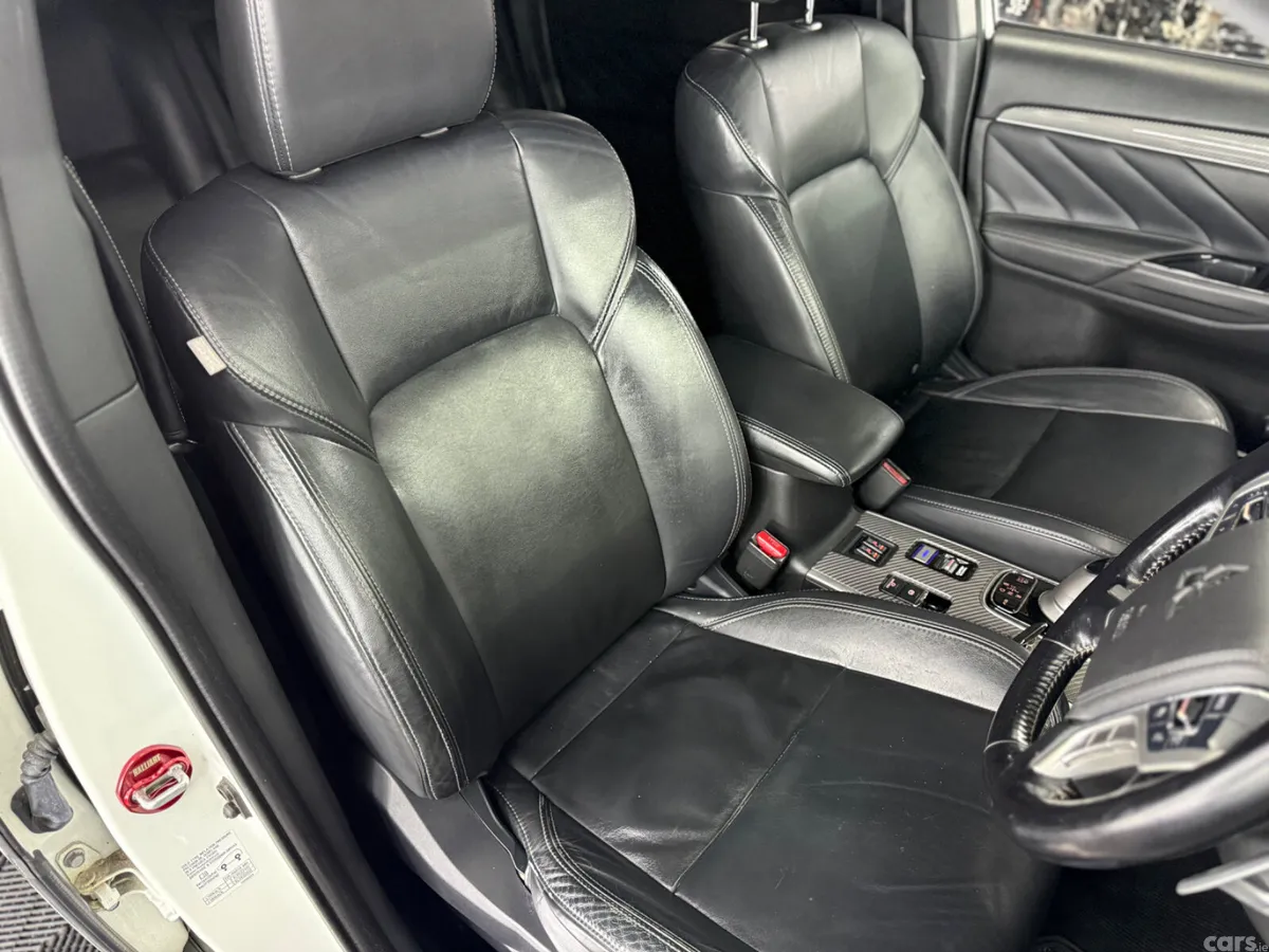 Mitsubishi Outlander SUV, Petrol Plug-in Hybrid, 2019, White