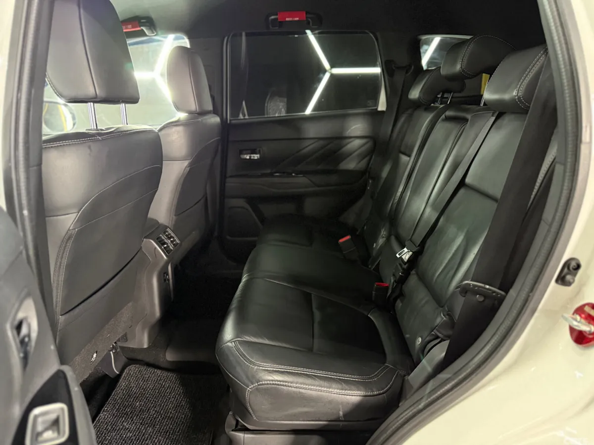 Mitsubishi Outlander SUV, Petrol Plug-in Hybrid, 2019, White
