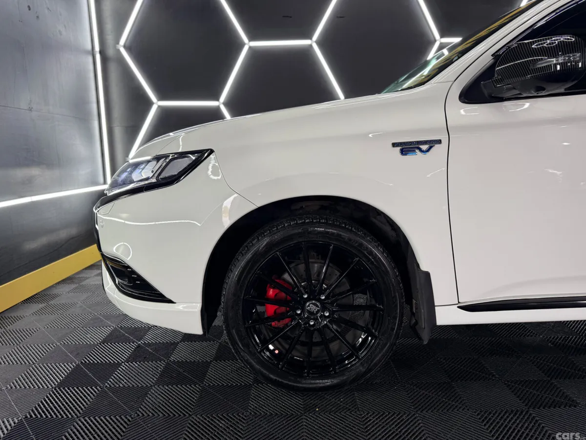 Mitsubishi Outlander SUV, Petrol Plug-in Hybrid, 2019, White