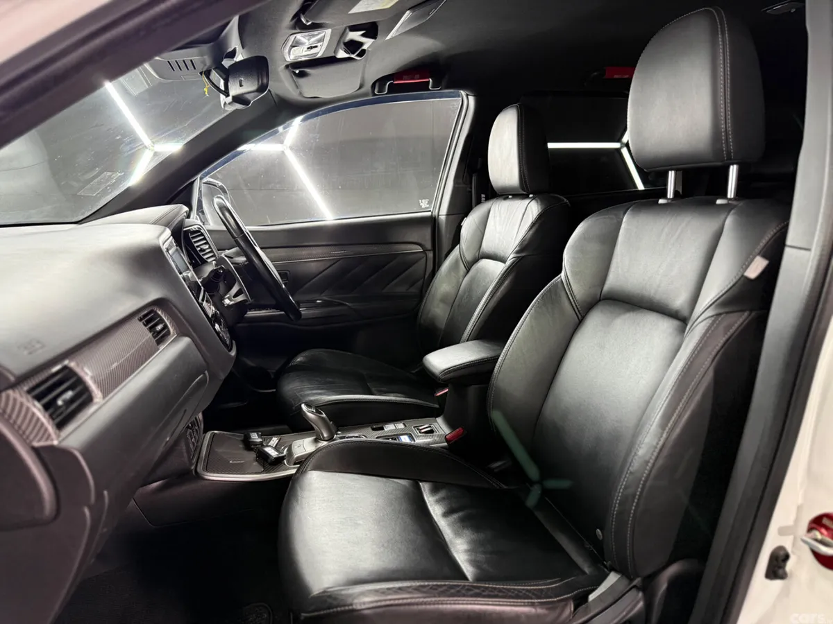 Mitsubishi Outlander SUV, Petrol Plug-in Hybrid, 2019, White