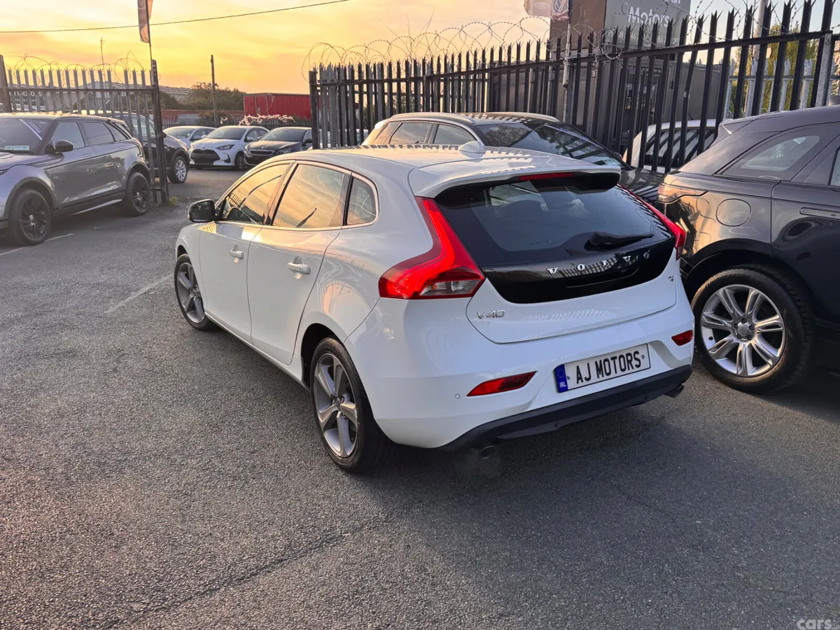 Volvo V40 Hatchback, Petrol, 2013, White