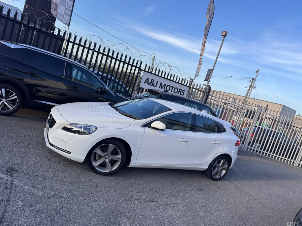Volvo V40 Hatchback, Petrol, 2013, White